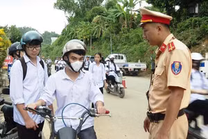 CSGT Tuyên Quang xử lý nghiêm những trường hợp học sinh, sinh viên, phụ huynh vi phạm các quy định về trật tự an toàn giao thông. (Ảnh: CA Tuyên Quang)