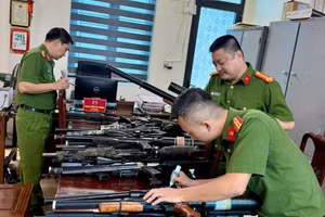 Công an tỉnh Tuyên Quang tổng hợp, phân loại các loại vũ khí đã thu hồi.