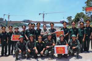 Thủ tướng tặng quà động viên cán bộ, chiến sĩ Lữ đoàn 249, Binh chủng Công binh (Bộ Quốc phòng) – Ảnh: VGP/Nhật Bắc.