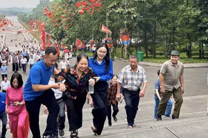 Đoàn viên, thanh niên tỉnh Phú Thọ hỗ trợ du khách. (Ảnh: Tỉnh Đoàn Phú Thọ)