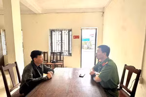 Đối tượng Khuất Văn Sinh (bên trái) tại cơ quan công an (ảnh: Công an tỉnh Phú Thọ).