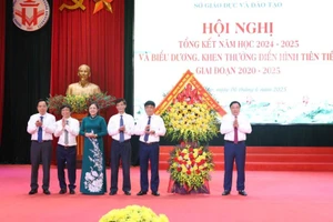 Ông Nguyễn Huy Ngọc - Phó Chủ tịch UBND tỉnh Phú Thọ thay mặt Tỉnh ủy, HĐND, UBND tỉnh có Lẵng hoa chúc mừng ngành GD&ĐT tỉnh Phú Thọ.