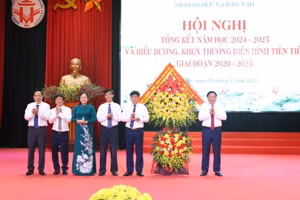 Ông Nguyễn Huy Ngọc - Phó Chủ tịch UBND tỉnh Phú Thọ thay mặt Tỉnh ủy, HĐND, UBND tỉnh có Lẵng hoa chúc mừng ngành GD&ĐT tỉnh Phú Thọ.