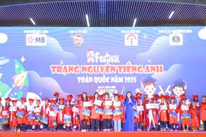 Ban Tổ chức trao giải Quán quân Trạng nguyên tiếng Anh và giải Trạng nguyên tiếng Anh cho các thí sinh xuất sắc.
