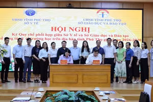 Đại diện Sở GD&ĐT Phú Thọ và Sở Y tế Phú Thọ ký kết quy chế phối hợp.