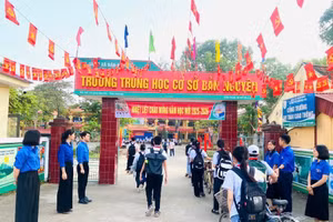 Trường THCS Bản Nguyên (xã Bản Nguyên) tăng cường thực hiện cổng trường an toàn giao thông.