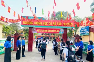 Trường THCS Bản Nguyên (xã Bản Nguyên) tăng cường thực hiện cổng trường an toàn giao thông.