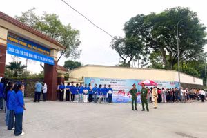 Lực lượng công an, thanh niên tình nguyện… tham gia phục vụ tại Hội đồng coi thi Trường THPT Hạ Hòa (huyện Hạ Hòa).