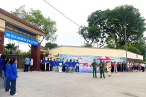 Lực lượng công an, thanh niên tình nguyện… tham gia phục vụ tại Hội đồng coi thi Trường THPT Hạ Hòa (huyện Hạ Hòa).