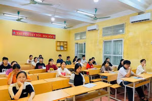 Các thí sinh tại Hội đồng coi thi trường THPT Long Châu Sa.