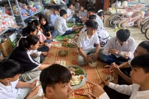 Các em học sinh ăn trưa tại gia đình anh Hà (ảnh NVCC).