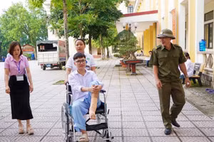 Thí sinh Lê Công Sơn được lực lượng phục vụ Điểm thi hỗ trợ vào phòng thi.
