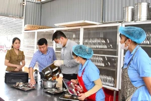 Đoàn kiểm tra liên ngành về an toàn thực phẩm tỉnh Tuyên Quang lấy mẫu kiểm tra dụng cụ nhà bếp tại trường Tiểu học Phan Thiết, TP Tuyên Quang (ảnh minh họa).