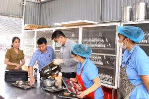 Đoàn kiểm tra liên ngành về an toàn thực phẩm tỉnh Tuyên Quang lấy mẫu kiểm tra dụng cụ nhà bếp tại trường Tiểu học Phan Thiết, TP Tuyên Quang (ảnh minh họa).