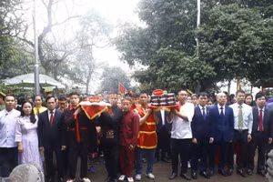 Đoàn đại biểu đại diện cho Nhân dân TP Việt Trì và huyện Yên Lập, tỉnh Phú Thọ dâng bánh chưng, bánh giầy lên các Vua Hùng.