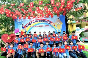 Học sinh Phú Thọ tựu trường năm học 2025 - 2026 với cờ đỏ sao vàng trên tay chào mừng Quốc khánh 2/9.