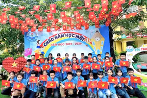 Học sinh Phú Thọ tựu trường năm học 2025 - 2026 với cờ đỏ sao vàng trên tay chào mừng Quốc khánh 2/9.