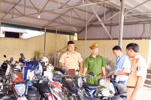 Cán bộ Phòng CSGT, Công an tỉnh Phú Thọ phối hợp với Công an xã Phù Ninh kiểm tra, rà soát các phương tiện tham gia giao thông của học sinh tại trường học. Ảnh: TG