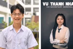 Em Đỗ Trung Dũng (bên trái) và em Vũ Thanh Nhàn học sinh Trường THPT Chuyên Tuyên Quang được nhận học bổng từ trường quốc tế.