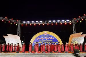 Tiết mục Hát Xoan "Bỏ bộ" do các em học sinh Trường Tiểu học Đinh Tiên Hoàng (TP Việt Trì) trình diễn.