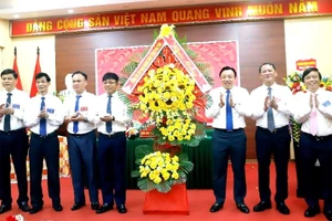 Ông Nguyễn Huy Ngọc - Phó Chủ tịch UBND tỉnh Phú Thọ (thứ ba từ phải sang) tặng hoa chúc mừng Đại hội.