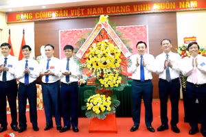 Ông Nguyễn Huy Ngọc - Phó Chủ tịch UBND tỉnh Phú Thọ (thứ ba từ phải sang) tặng hoa chúc mừng Đại hội.
