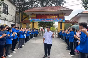 Thí sinh tự tin rời điểm thi với tâm thế thỏa mái, tự tin.