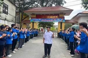 Thí sinh tự tin rời điểm thi với tâm thế thỏa mái, tự tin.