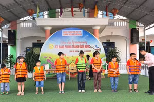 Ngày 13/5 trường Tiểu học Hùng Lô tổ chức hoạt động giáo dục kỹ năng sống với chủ đề “Kỹ năng phòng tránh đuối nước” cho học sinh.