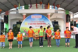 Ngày 13/5 trường Tiểu học Hùng Lô tổ chức hoạt động giáo dục kỹ năng sống với chủ đề “Kỹ năng phòng tránh đuối nước” cho học sinh.