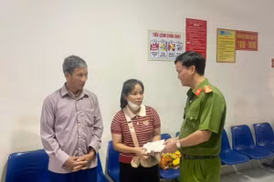 Lãnh đạo Công an tỉnh Tuyên Quang thăm gia đình Thượng úy Ma Công Huyên. (Ảnh: Công an tỉnh Tuyên Quang)