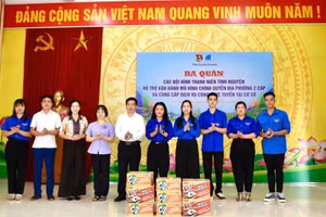 Lãnh đạo Tỉnh Đoàn Tuyên Quang tặng quà cho đội hình tình nguyện phường Minh Xuân.