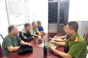 Các đối tượng làm việc với lực lượng công an (ảnh Công an tỉnh Phú Thọ).