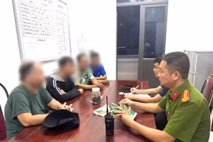 Các đối tượng làm việc với lực lượng công an (ảnh Công an tỉnh Phú Thọ).