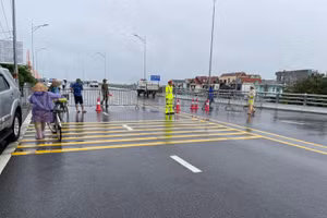 Tạm dừng các phương tiện giao thông lưu thông đi cầu Vĩnh Phú.