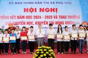 Nguyên Ủy viên Bộ Chính trị, nguyên Bí thư Trung ương Đảng, Trưởng Ban Kinh tế Trung ương, Chủ tịch danh dự Quỹ Khuyến học, khuyến tài Hùng Vương Nguyễn Văn Bình và Chủ tịch UBND tỉnh Phú Thọ Bùi Văn Quang trao thưởng cho các em học sinh có thành tích xuất sắc trong năm học 2024 - 2025.