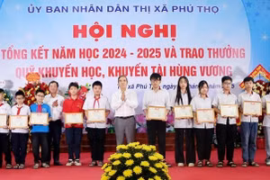 Nguyên Ủy viên Bộ Chính trị, nguyên Bí thư Trung ương Đảng, Trưởng Ban Kinh tế Trung ương, Chủ tịch danh dự Quỹ Khuyến học, khuyến tài Hùng Vương Nguyễn Văn Bình và Chủ tịch UBND tỉnh Phú Thọ Bùi Văn Quang trao thưởng cho các em học sinh có thành tích xuất sắc trong năm học 2024 - 2025.