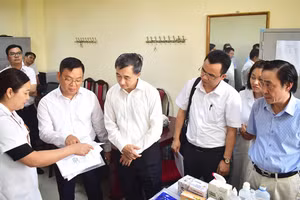 Ông Trần Văn Thuấn, Thứ trưởng Bộ Y tế cùng Đoàn công tác của Bộ Y tế kiểm tra công tác y tế phục vụ kỳ thi tốt nghiệp THPT 2025 tại Trường THPT Chuyên Hùng Vương.