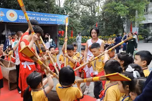 Học sinh Trường Mầm non Thanh Lâm (huyện Phù Ninh, tỉnh Phú Thọ) hào hứng tham gia trải nghiệm đánh trống đồng.
