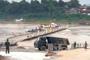 Tạm cắt khẩn cấp cầu phao Phong Châu.