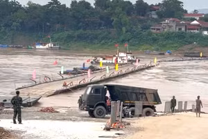 Tạm cắt khẩn cấp cầu phao Phong Châu.