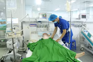 Cháu bé được các bác sỹ tại Bệnh viện Đa khoa tỉnh Phú Thọ cấp cứu. (Ảnh: BV Đa khoa Phú Thọ)