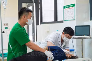 Bác sĩ Trung tâm Y tế khu vực Cẩm Khê thăm khám cho bệnh nhân (ảnh TTYT khu vực Cẩm Khê).