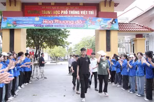 Các thí sinh rời điểm thi với tâm thế thỏa mái, tự tin.