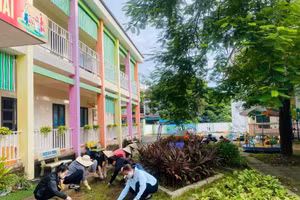 Trường Mầm non Hùng Vương vệ sinh trường, lớp chuẩn bị tựu trường năm học mới 2025 - 2026.