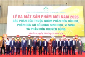 Các đại biểu tại Lễ ra mắt sản phẩm mới năm 2026 của Công ty cổ phần Supe Phốt phát và Hóa chất Lâm Thao.