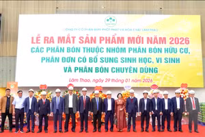 Các đại biểu tại Lễ ra mắt sản phẩm mới năm 2026 của Công ty cổ phần Supe Phốt phát và Hóa chất Lâm Thao.