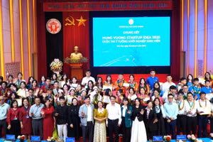 Các đại biểu chụp ảnh với các đội thi.