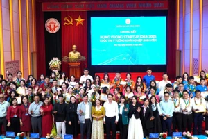 Các đại biểu chụp ảnh với các đội thi.