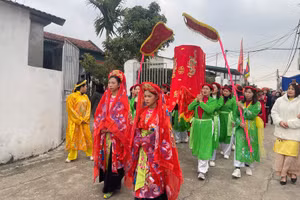 Tục rước Chúa gái ở thị trấn Hùng Sơn, huyện Lâm Thao có từ lâu đời, là một trong các lễ hội đặc sắc của tỉnh Phú Thọ.